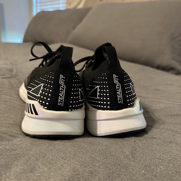 Women’s Brooks Levitate Stealth Fit 5 - Picture 3 of 4